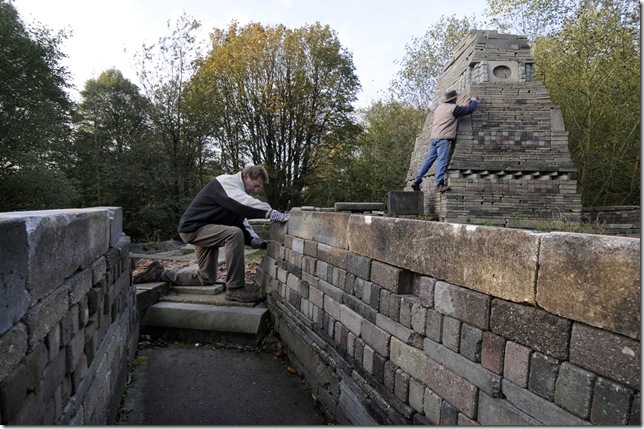 Bouwers aan de Ecokathedraal